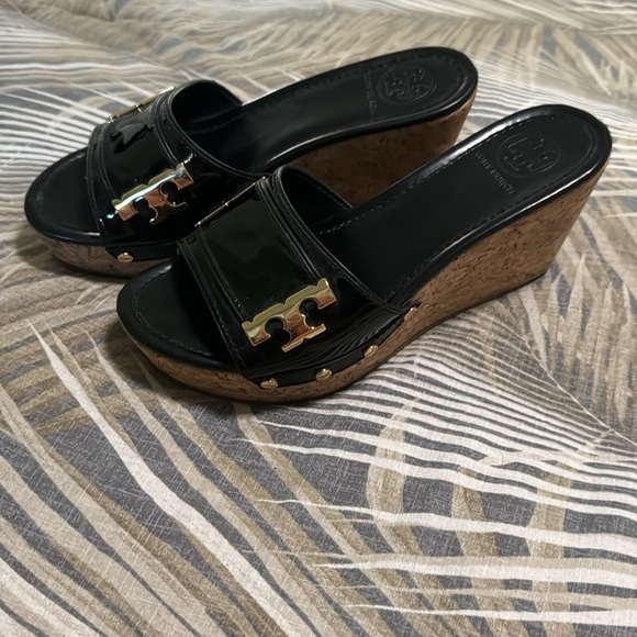 Tory Burch Pamela Wedge Sandals Black Patent 8 - Picture 3 of 5